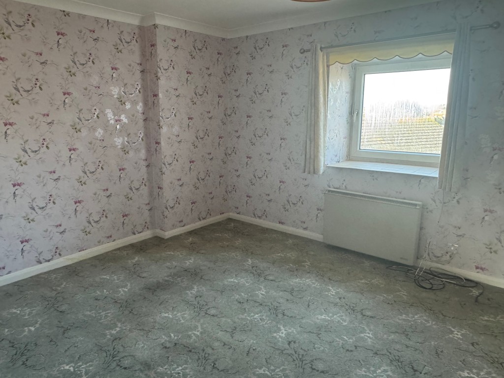 Lot: 129 - TWO-BEDROOM FLAT FOR OVER 55 YEAR OLDS - ALLOCATED PARKING SPACE - The Living Room